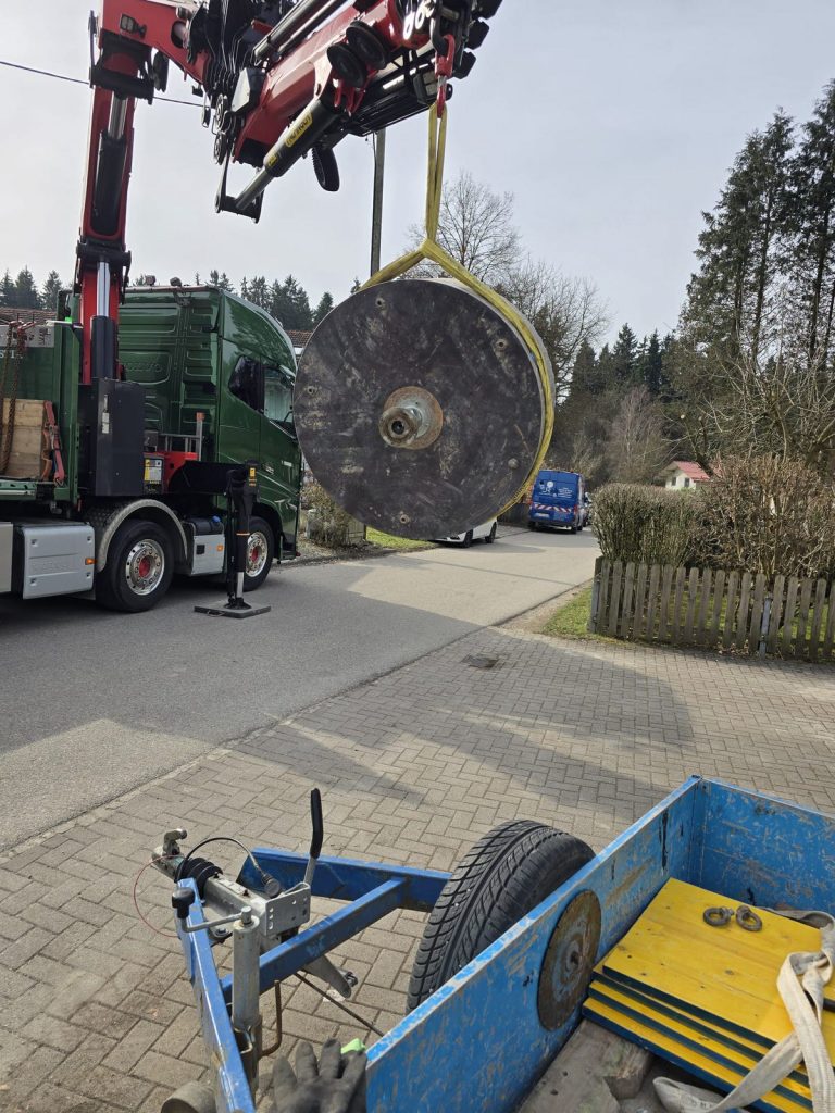 Anlieferung einer großen Bohrkrone für eine Kernbohrung