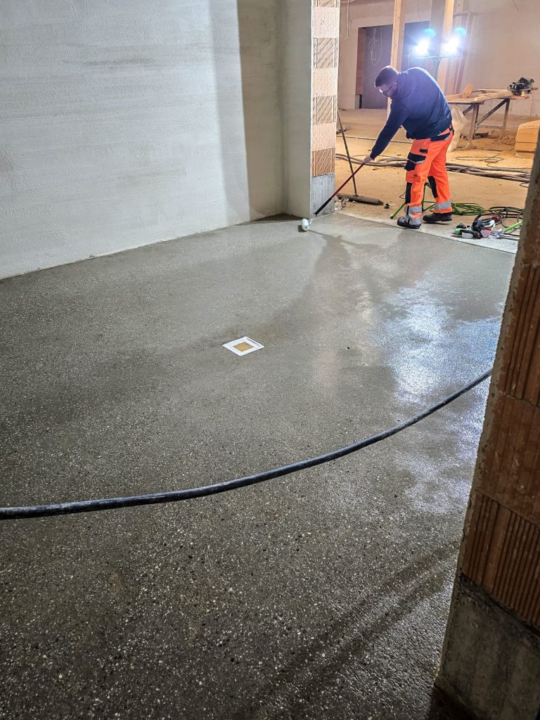 Ein Mitarbeiter der Johannes Roth GmbH bringt Wasserglas auf die vorbereitete Fläche auf