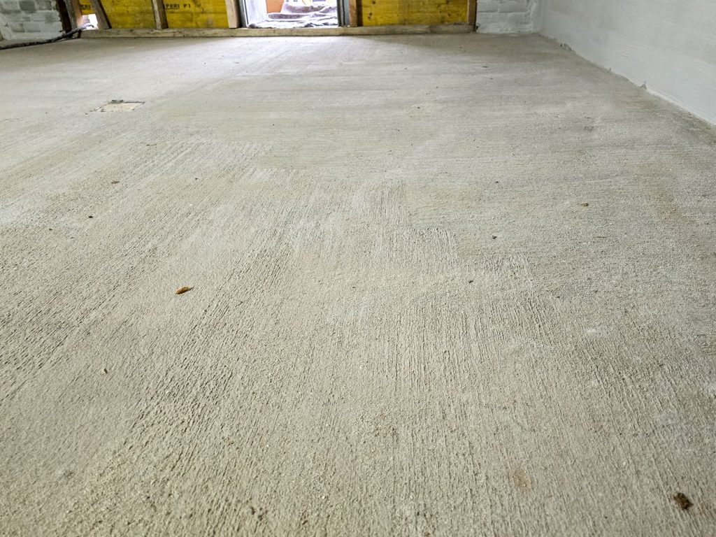 Detailaufnahme der zu bearbeitenden Betonfläche, man erkennt deutlich die raue Oberfläche, den sogenannten "Besenstrich"