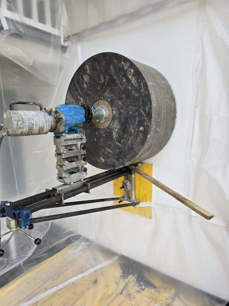 Vorbereitete Arbeitsumgebung für saubere und präzise Durchführung einer Kernbohrung