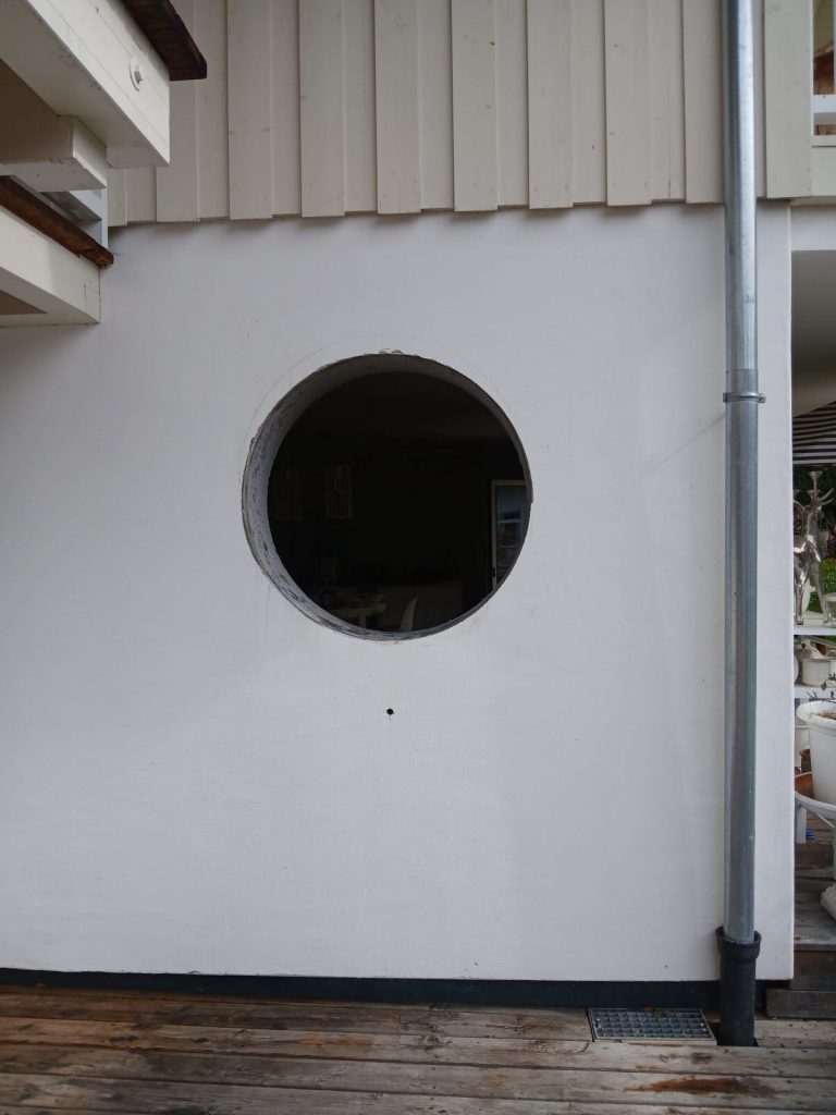 Fertiges Ergebnis einer runden Fensteröffnung nach einer Kernbohrung