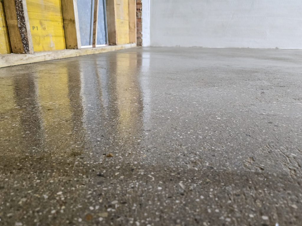 Detailaufnahme der fertig geschliffenen und mit Wasserglas versiegelten Fläche