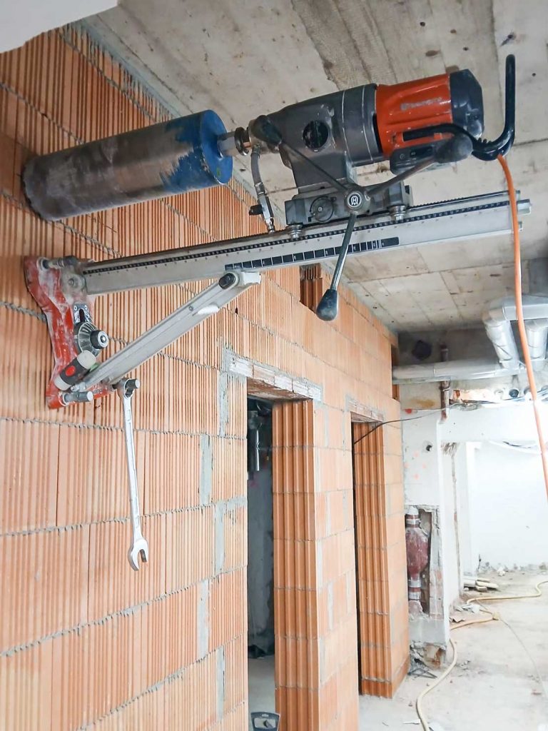 Kernbohrung für eine Nahwärmeversorgung an einem Privathaus