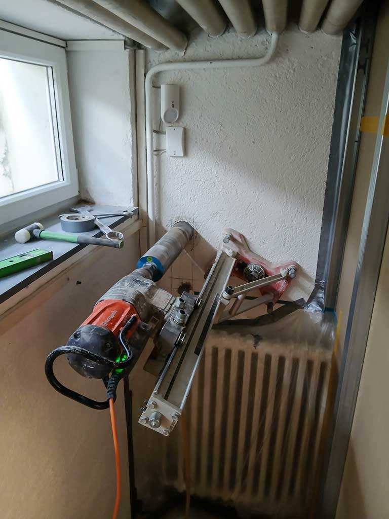 Kernbohrung im Keller für die Zuführung einer Nahwärmeversorgung