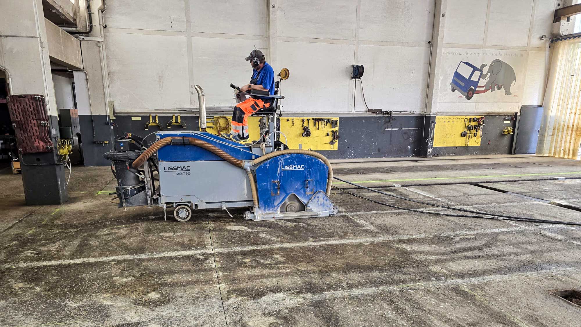 Ausbau einer Betonbodenplatte in einer LKW‑Werkstatt – effiziente Lösung für 230 Tonnen Stahlbeton